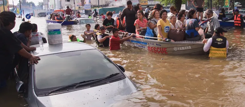 The victims of flood navigating the road to Preedi in October 2011. | © Shutterstock.com